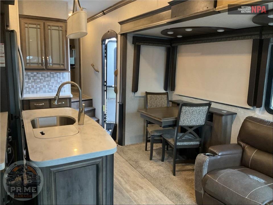 2018 Keystone Rv M-3121 RL - MONTANA FIFTH WHEEL SERIES — фото 8