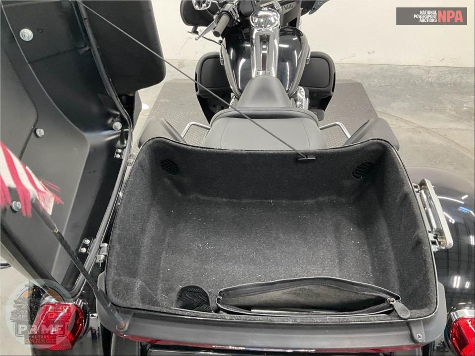 2015 Harley-Davidson FLHTCUTG TRIGLIDE ULTRA CLASSIC — фото 17