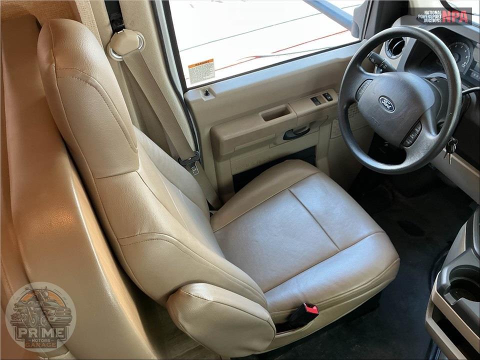 2020 Thor Motor Coach M-23U E350-V10 - FOUR WINDS SERIES — фото 15
