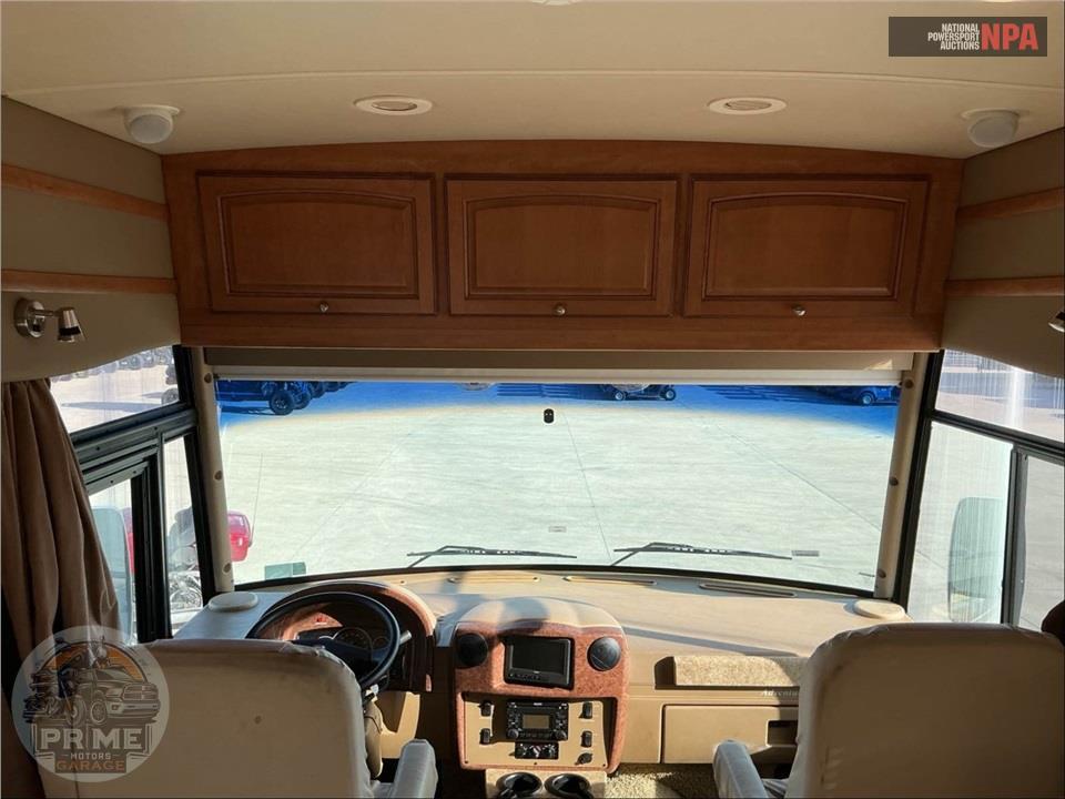2011 Winnebago M-35P-FORD - ADVENTURER SERIES — фото 17