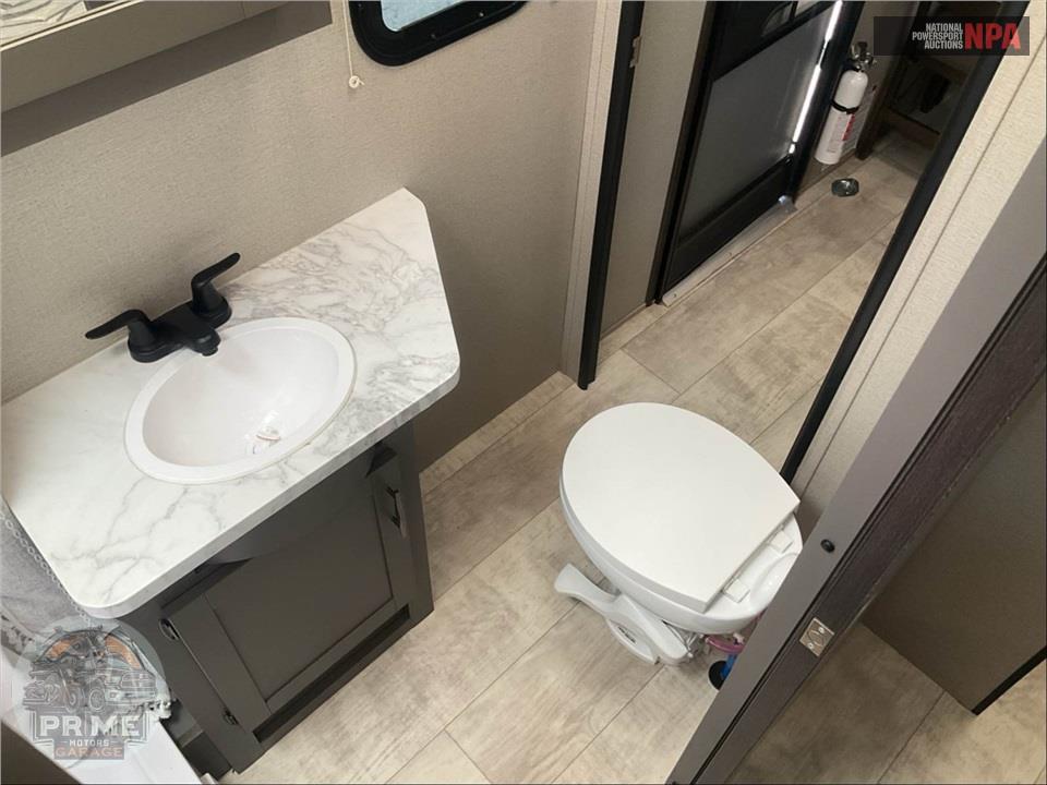 2021 Grand Design Recreational Vehicles M-30G - MOMENTUM TOY HAULER SERIES — фото 17