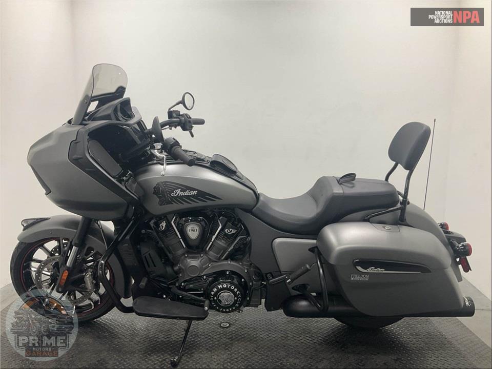2023 Indian Motorcycle CHALLENGER DARK HORSE (SMOKE) — фото 3