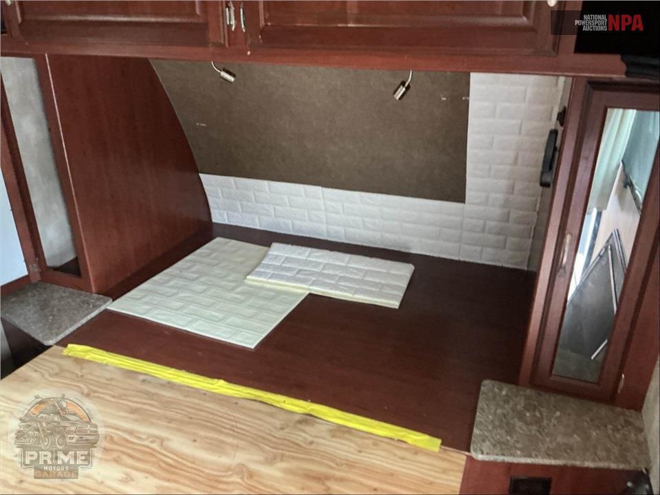 2015 Ultralite By Winnebago M-27RBDS — фото 26