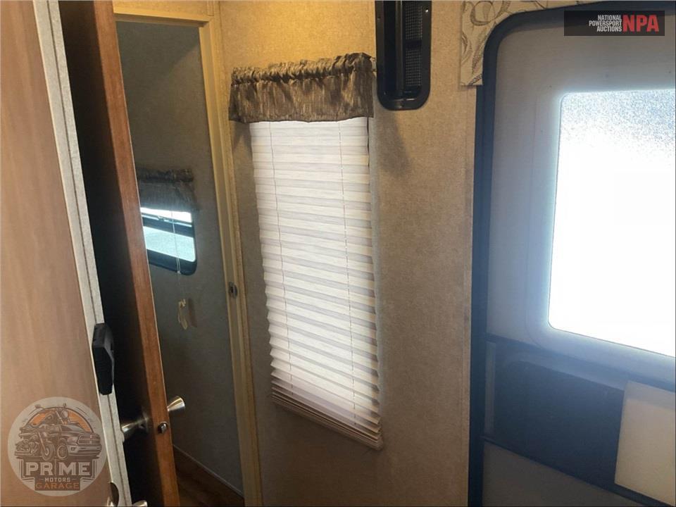 2017 Coachmen By Forest River M-22 TH - CATALINA TRAIL BLAZER TOY HAULER SERIES — фото 21
