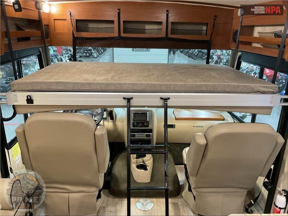 2019 Winnebago M-32YE FORD - VISTA SERIES — фото 14