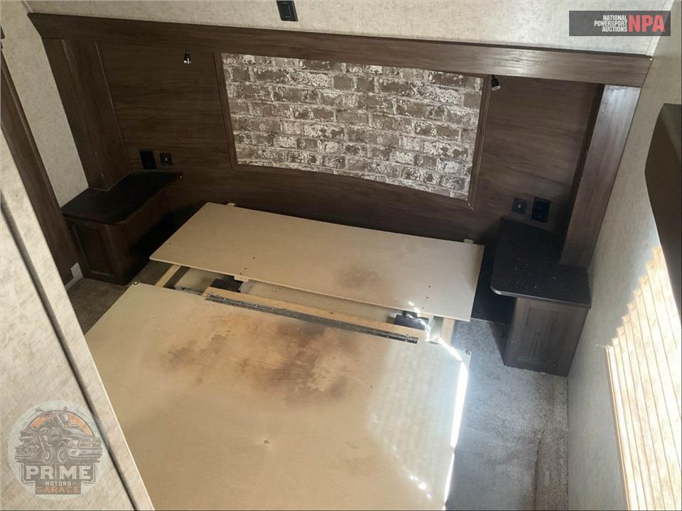 2018 Cherokee By Forest River M-315TBH8 ARCTIC WOLF FIFTH WHEEL SERIES — фото 12