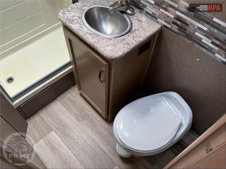 2020 Thor Motor Coach M-23U E350-V10 - FOUR WINDS SERIES — фото 21