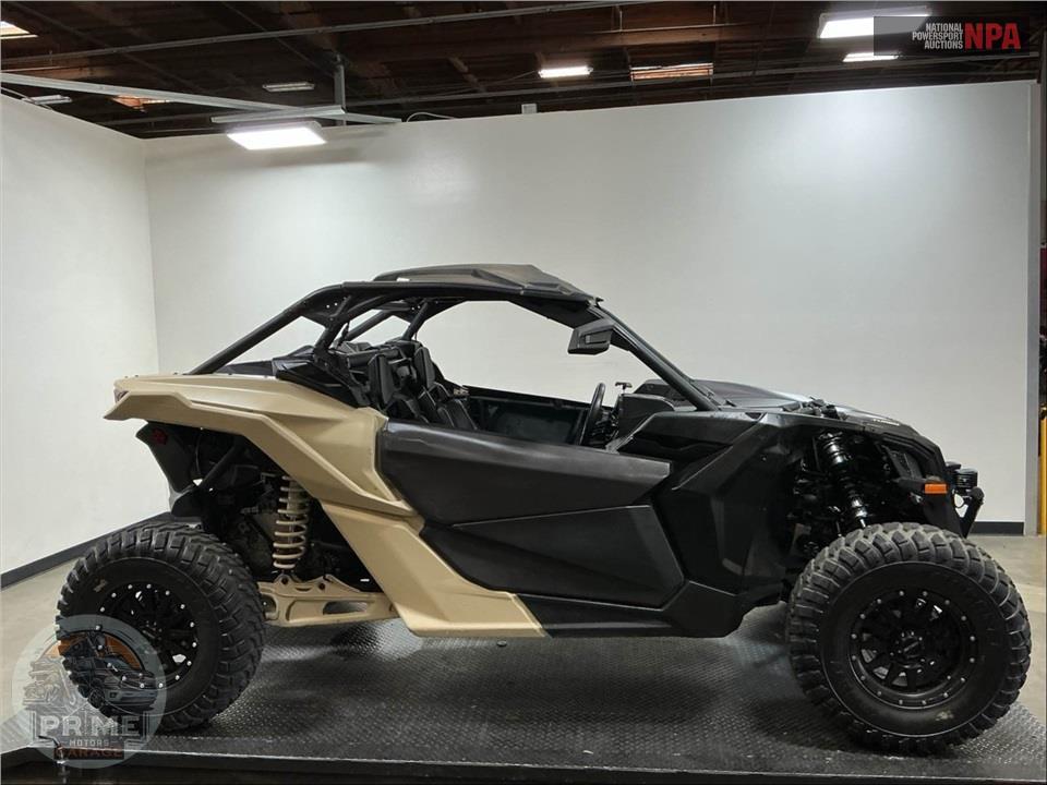 2021 Can-Am MAVERICK X3 DS TURBO (DESERT TAN & CARBON BLACK) — фото 1