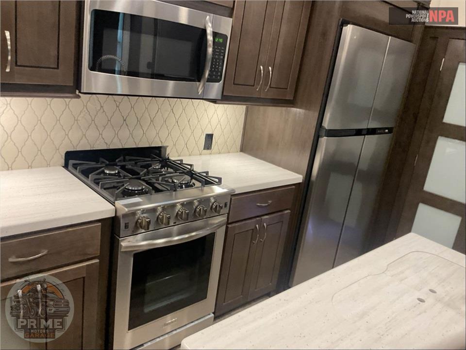 2020 Cedar Creek M-31IK - SILVERBACK FIFTH WHEEL SERIES — фото 16