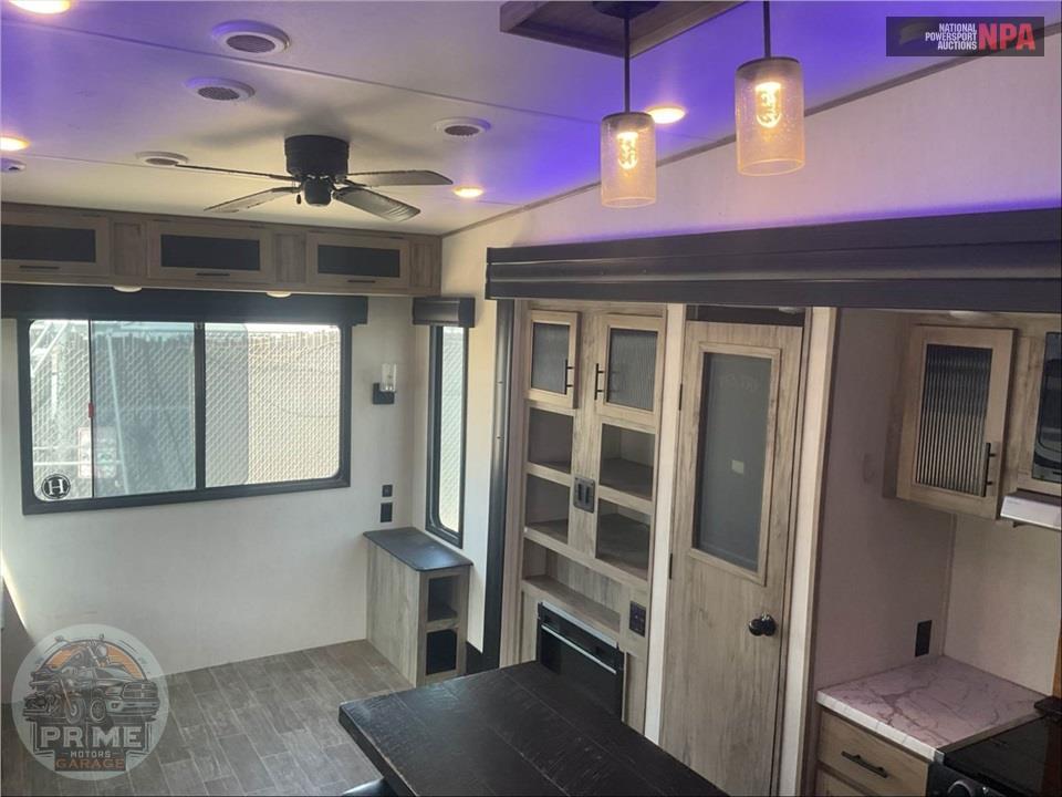 2022 Cherokee By Forest River M-3880SUITE ARCTIC WOLF FIFTH WHEEL SERIES — фото 6