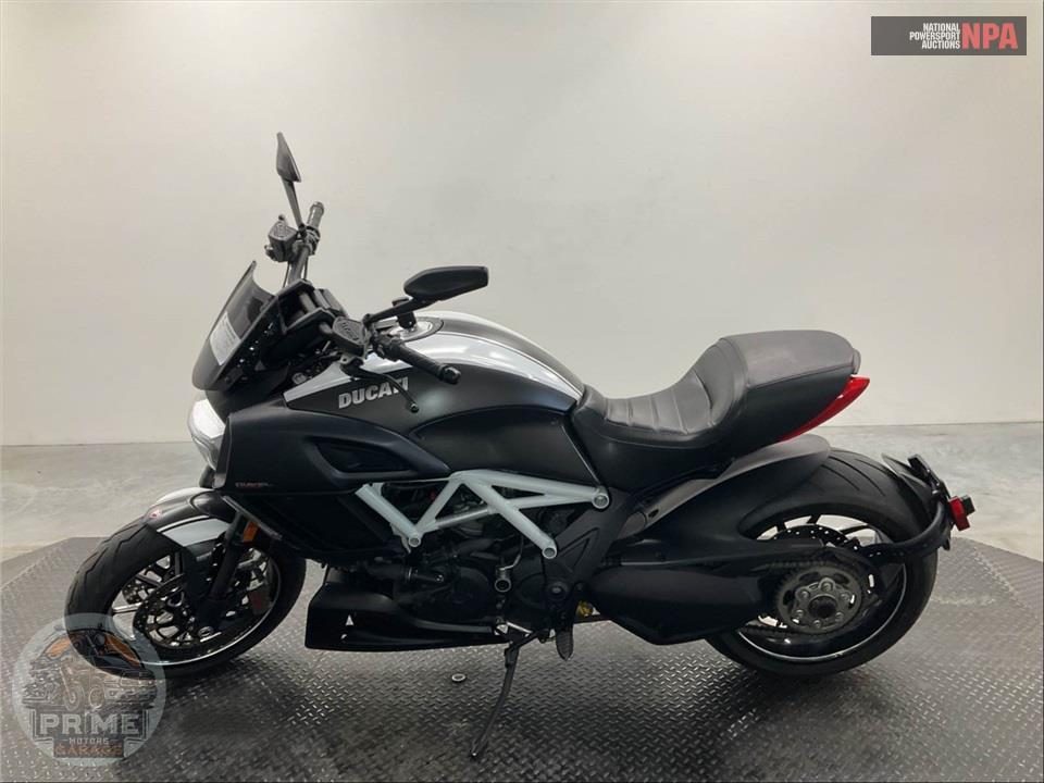 2015 Ducati DIAVEL CARBON WHITE — фото 3