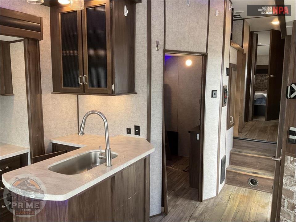 2019 Cherokee By Forest River M-295QSL8 - ARCTIC WOLF FIFTH WHEEL SERIES — фото 9