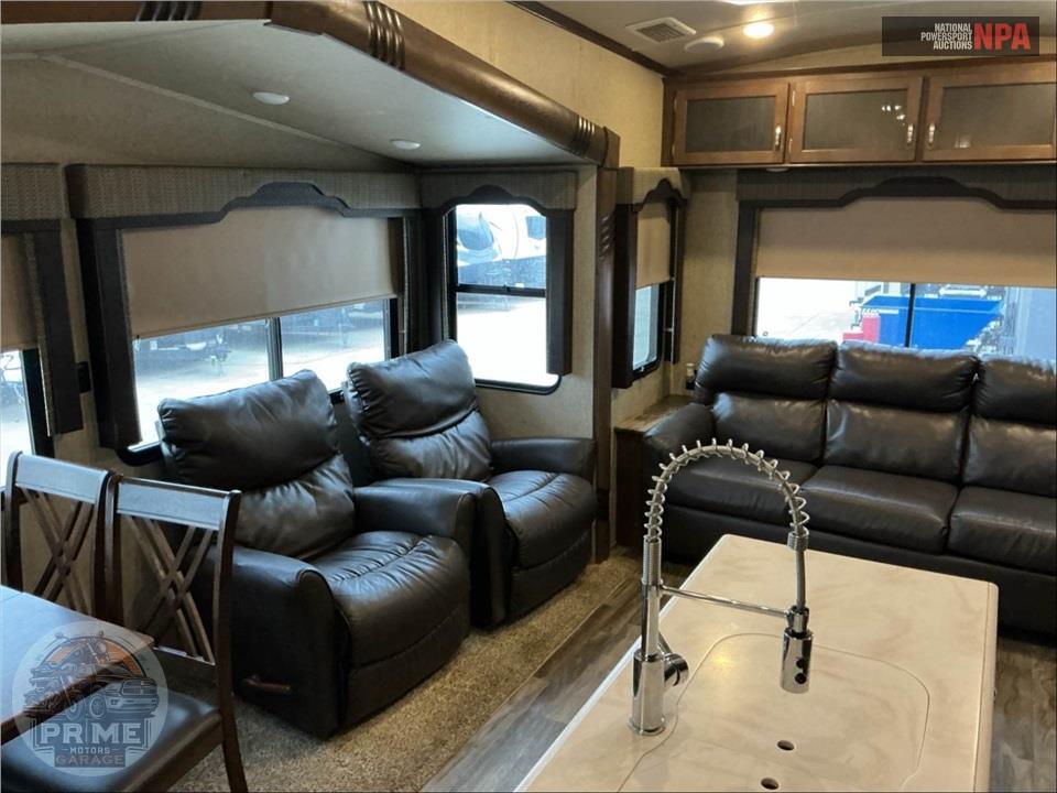 2017 Cedar Creek M-37MBH - SILVERBACK FIFTH WHEEL SERIES — фото 4