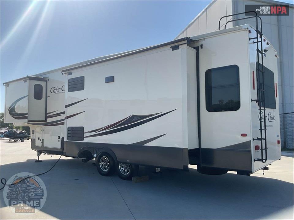 2020 Cedar Creek M-31IK - SILVERBACK FIFTH WHEEL SERIES — фото 3