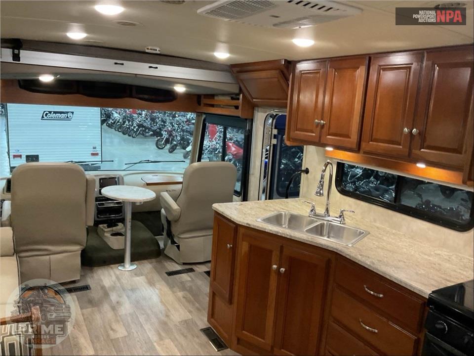 2019 Winnebago M-32YE FORD - VISTA SERIES — фото 8
