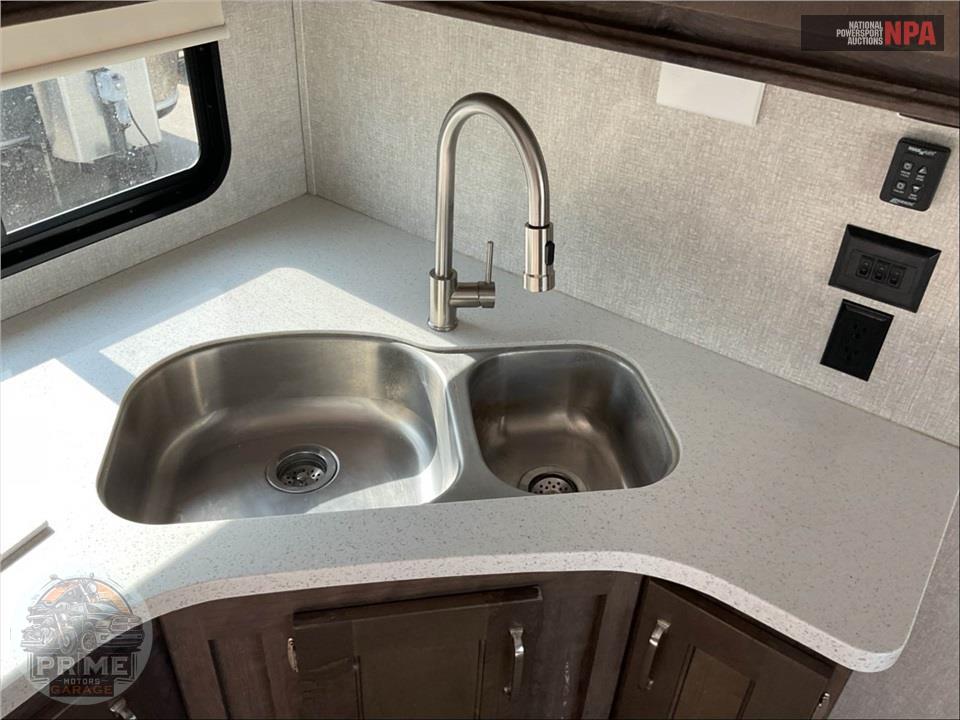2019 Keystone Rv M-381 TH - MONTANA HIGH COUNTRY TOY HAULER TOY HAULER SERIES — фото 21
