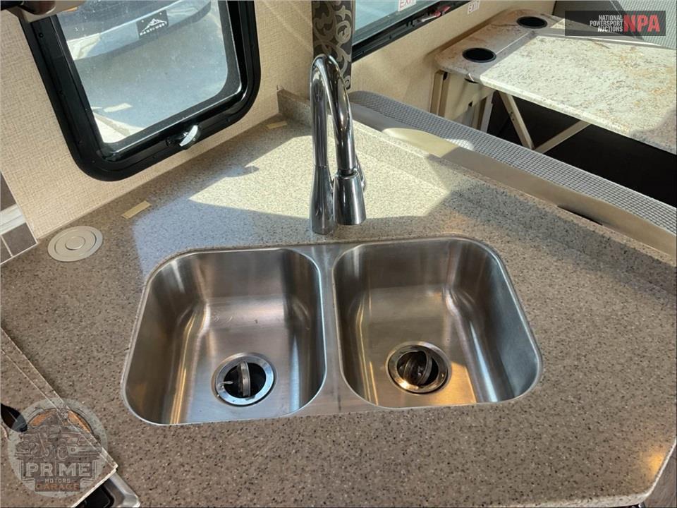 2018 Thor Motor Coach M-31E E450-V10 - FOUR WINDS SERIES — фото 39