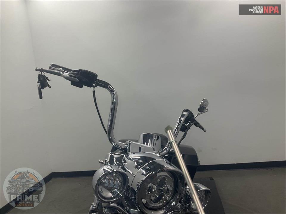 2010 Harley-Davidson FLHRC ROAD KING CLASSIC — фото 17