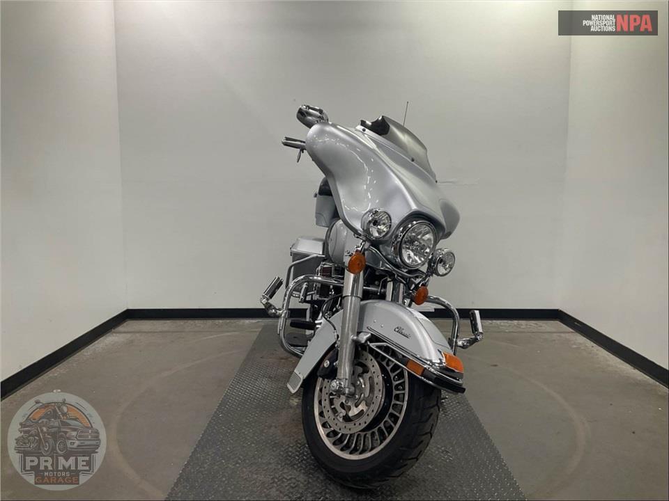 2010 Harley-Davidson FLHTC ELECTRA GLIDE CLASSIC — фото 2