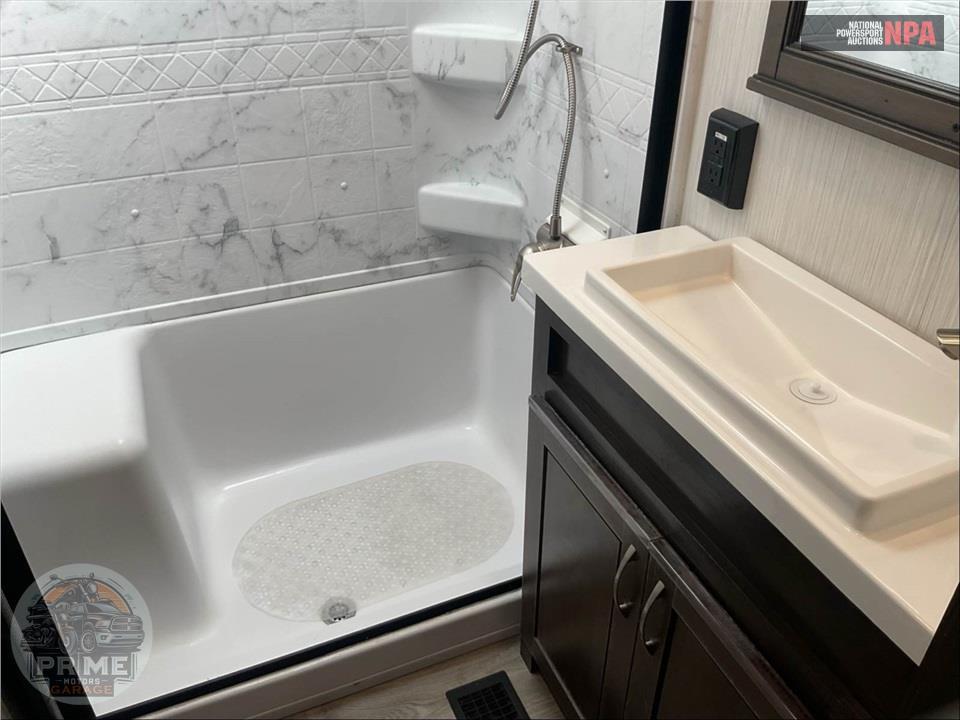 2020 Cedar Creek M-31IK - SILVERBACK FIFTH WHEEL SERIES — фото 14