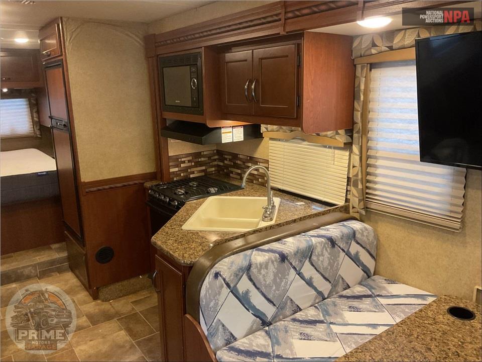 2016 Thor Motor Coach M-28Z E450-V10 - CHATEAU SERIES — фото 6