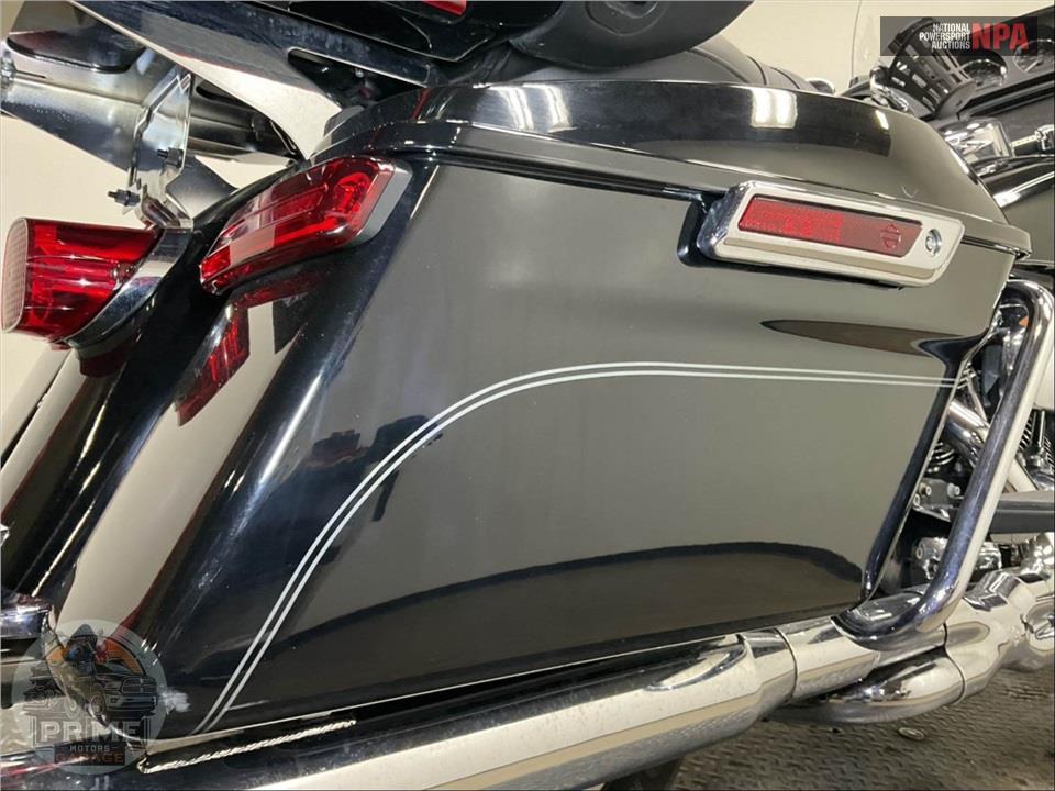 2017 Harley-Davidson FLHTCU ELECTRA GLIDE ULTRA CLASSIC — фото 28