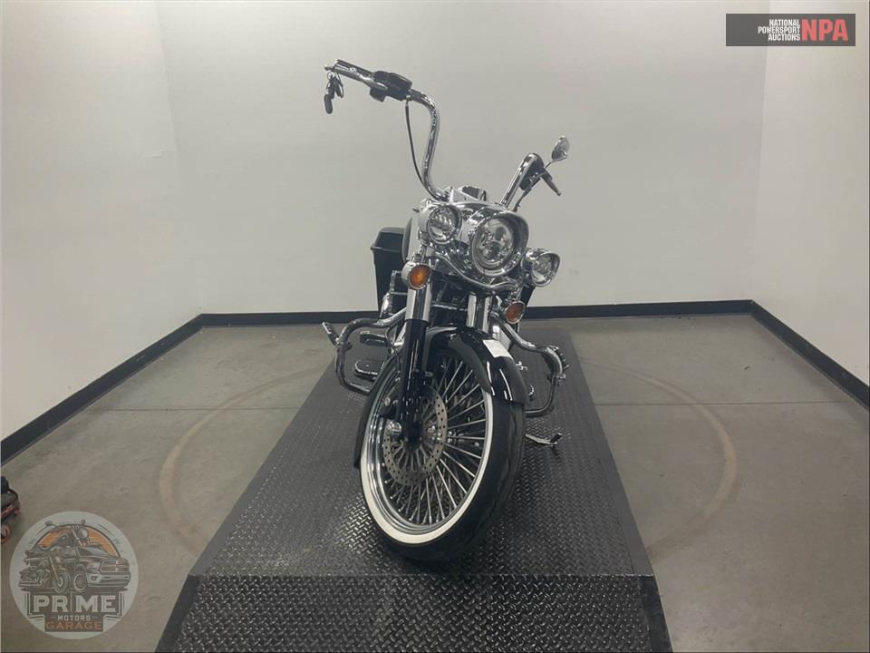 2010 Harley-Davidson FLHRC ROAD KING CLASSIC — фото 2