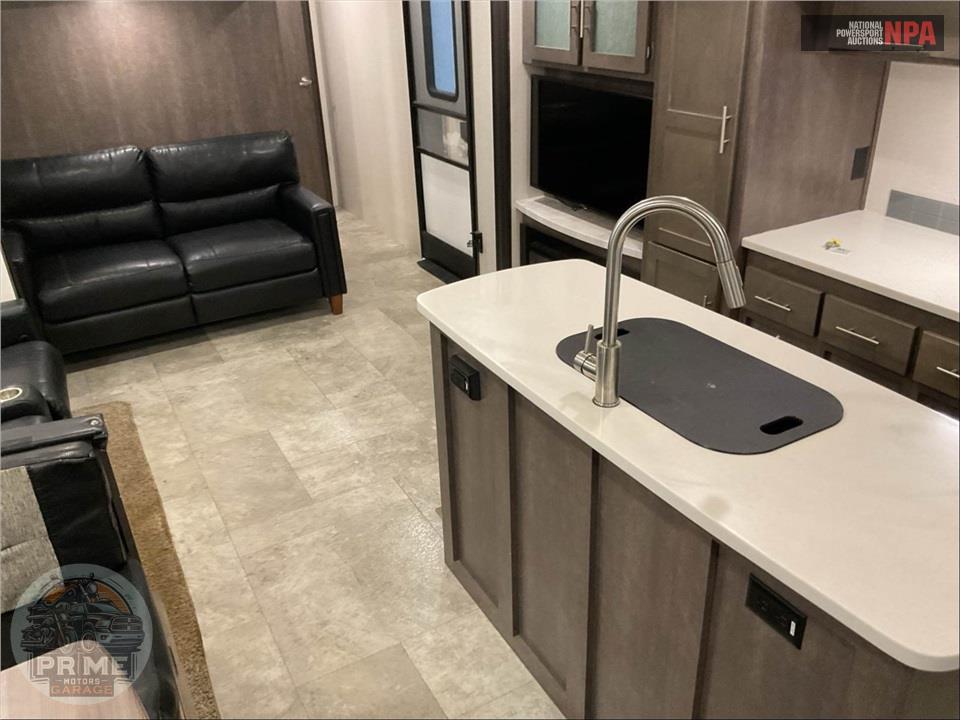 2018 Crossroads Rv M-33 CK - SUNSET TRAIL GRAND RESERVE SERIES — фото 8