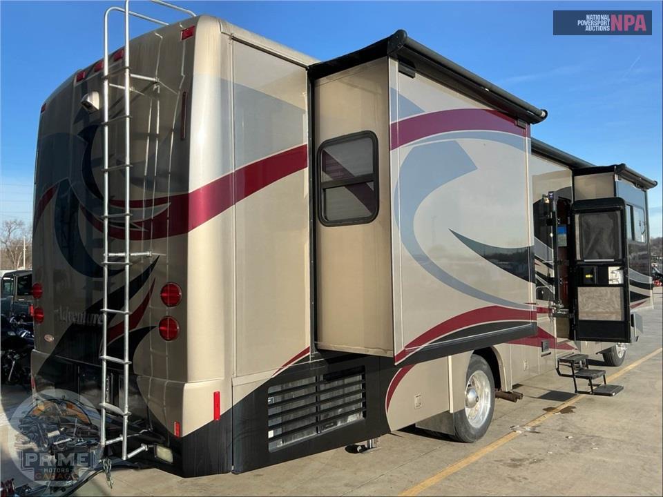 2011 Winnebago M-35P-FORD - ADVENTURER SERIES — фото 3