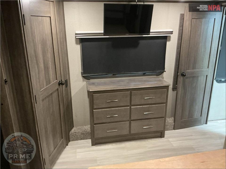 2021 Grand Design Recreational Vehicles M-390RK - SOLITUDE FIFTH WHEEL SERIES — фото 48