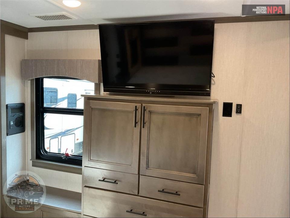 2021 Riverstone M-3670RL - RESERVE FIFTH WHEEL SERIES — фото 13