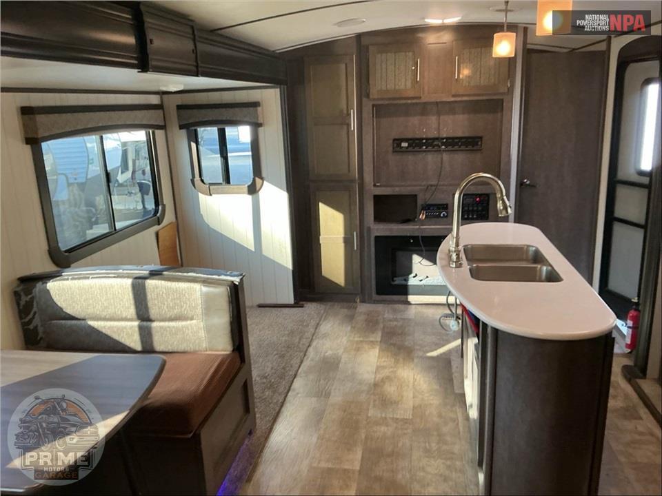 2017 Crossroads Rv M-26 SI - SUNSET TRAIL GRAND RESERVE SERIES — фото 6