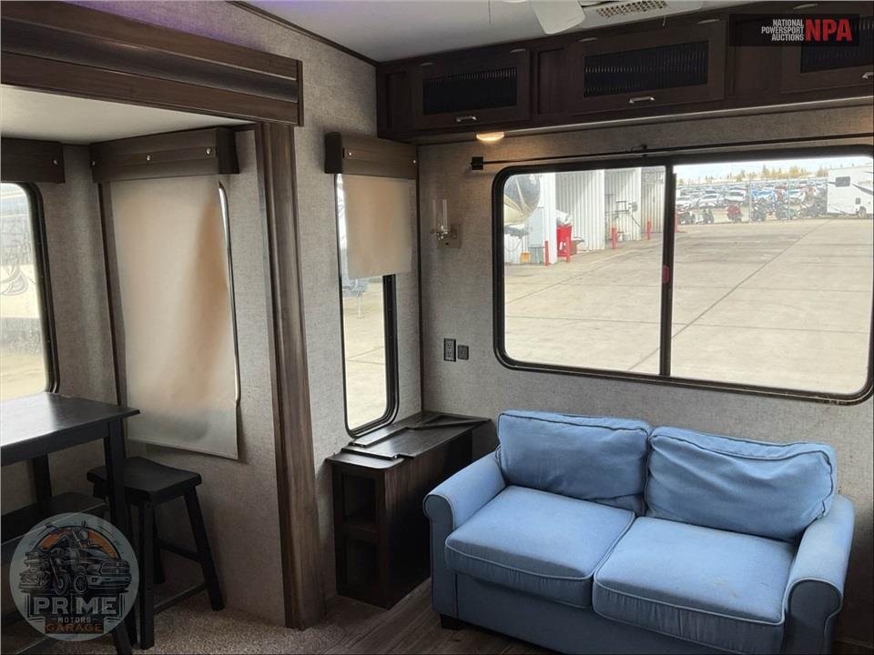 2019 Cherokee By Forest River M-295QSL8 - ARCTIC WOLF FIFTH WHEEL SERIES — фото 7