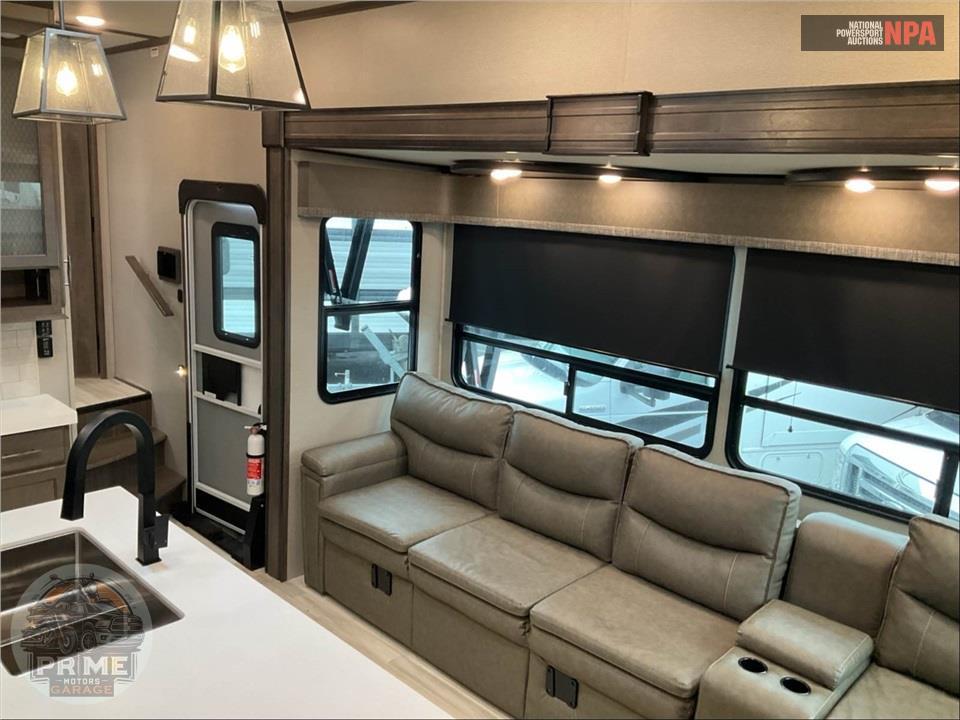 2022 Grand Design Recreational Vehicles M-3740BH - SOLITUDE S-CLASS FIFTH WHEEL SERIES — фото 8