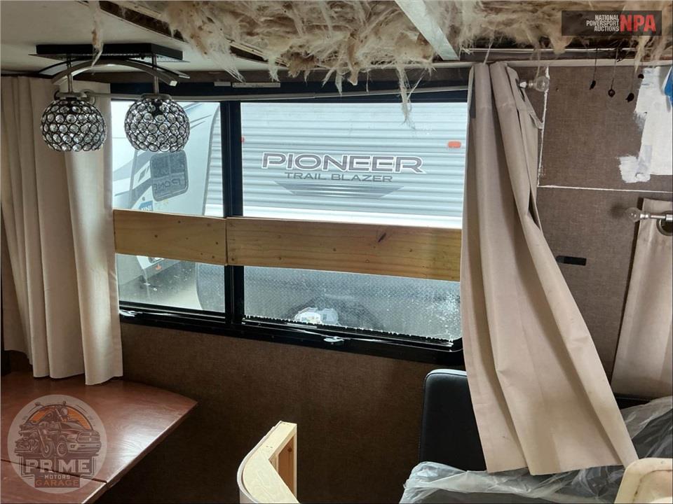2015 Ultralite By Winnebago M-27RBDS — фото 29