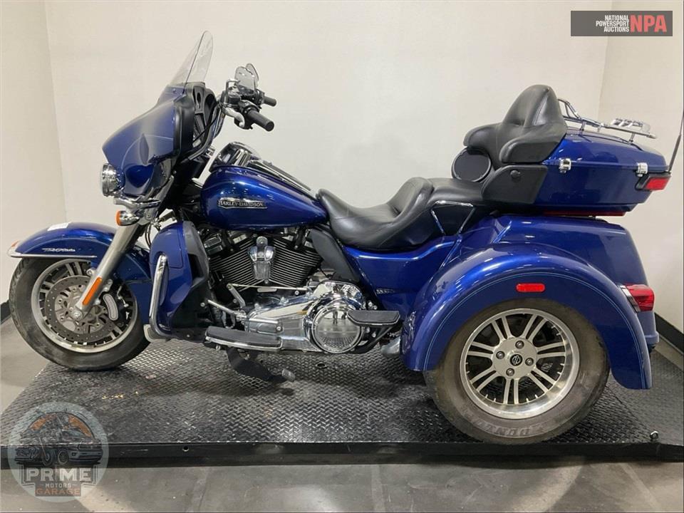 2017 Harley-Davidson FLHTCUTG TRIGLIDE ULTRA CLASSIC — фото 3