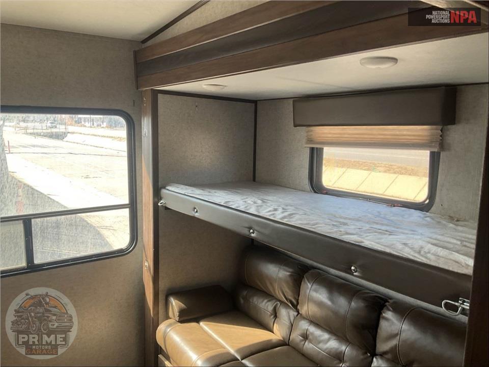 2018 Cherokee By Forest River M-315TBH8 ARCTIC WOLF FIFTH WHEEL SERIES — фото 14