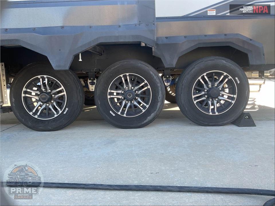 2023 Grand Design Recreational Vehicles M-395MS - MOMENTUM M-CLASS TOY HAULER TOY HAULER SERIES — фото 39