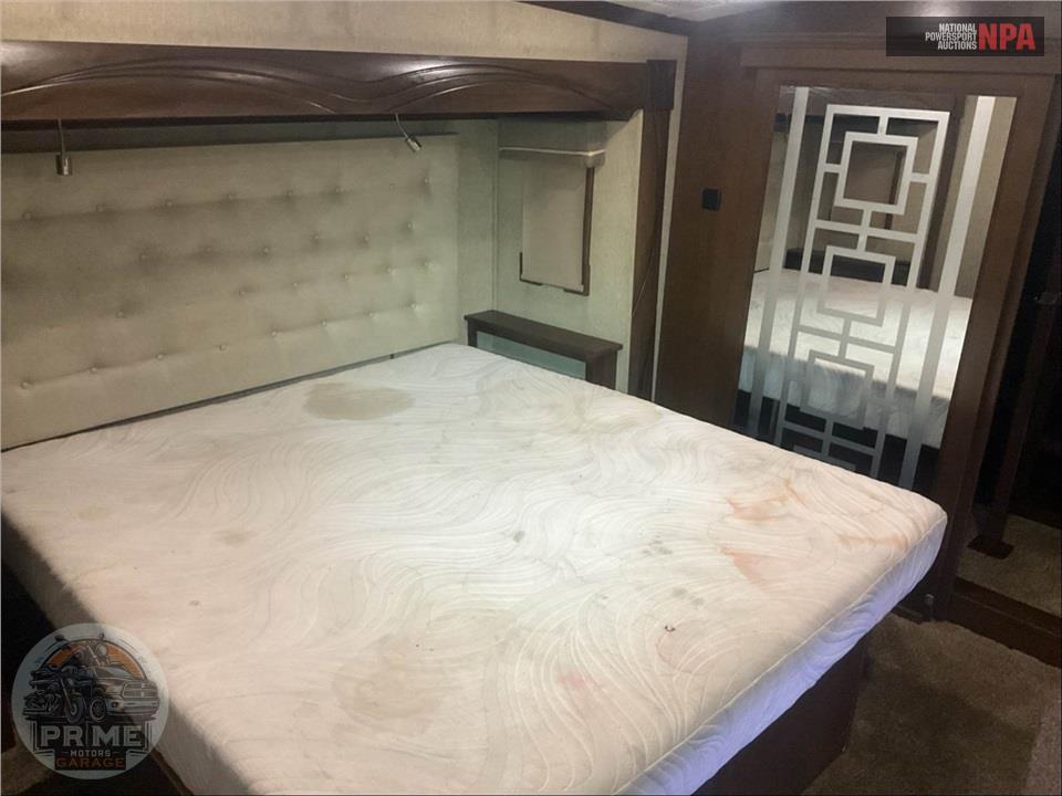 2017 Cedar Creek M-38EL - CHAMPAGNE FIFTH WHEEL SERIES — фото 10