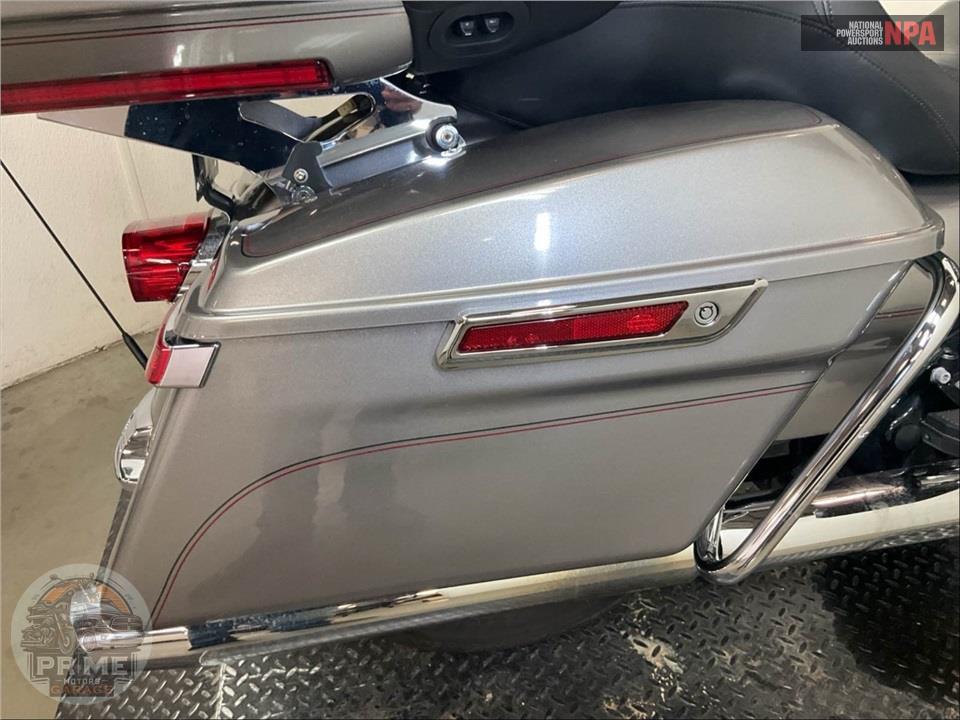2017 Harley-Davidson FLHTCU ELECTRA GLIDE ULTRA CLASSIC — фото 23