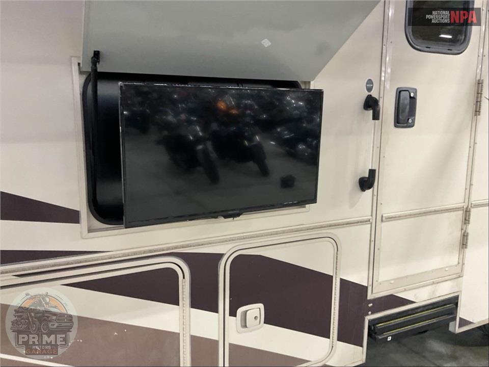 2019 Winnebago M-32YE FORD - VISTA SERIES — фото 53