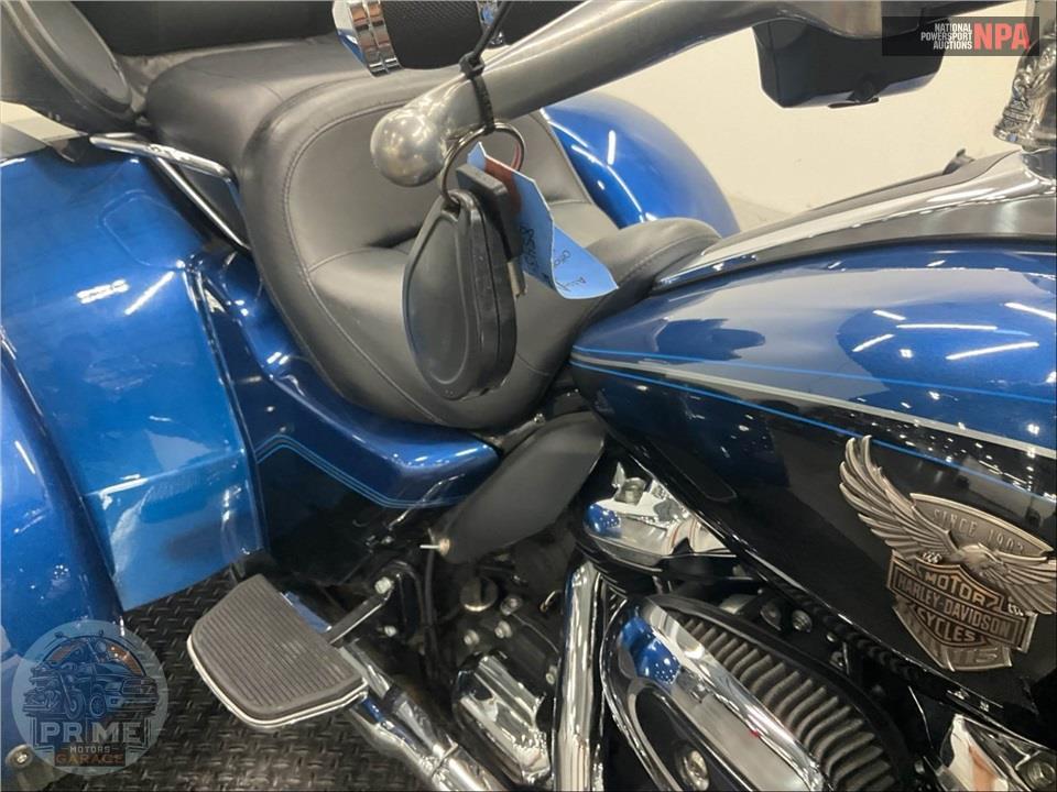2018 Harley-Davidson FLHTCUTG TRI GLIDE ULTRA ANNIVERSARY — фото 11