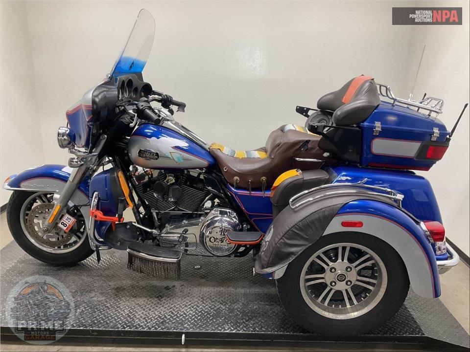 2010 Harley-Davidson FLHTCUTG TRIGLIDE ULTRA CLASSIC — фото 3