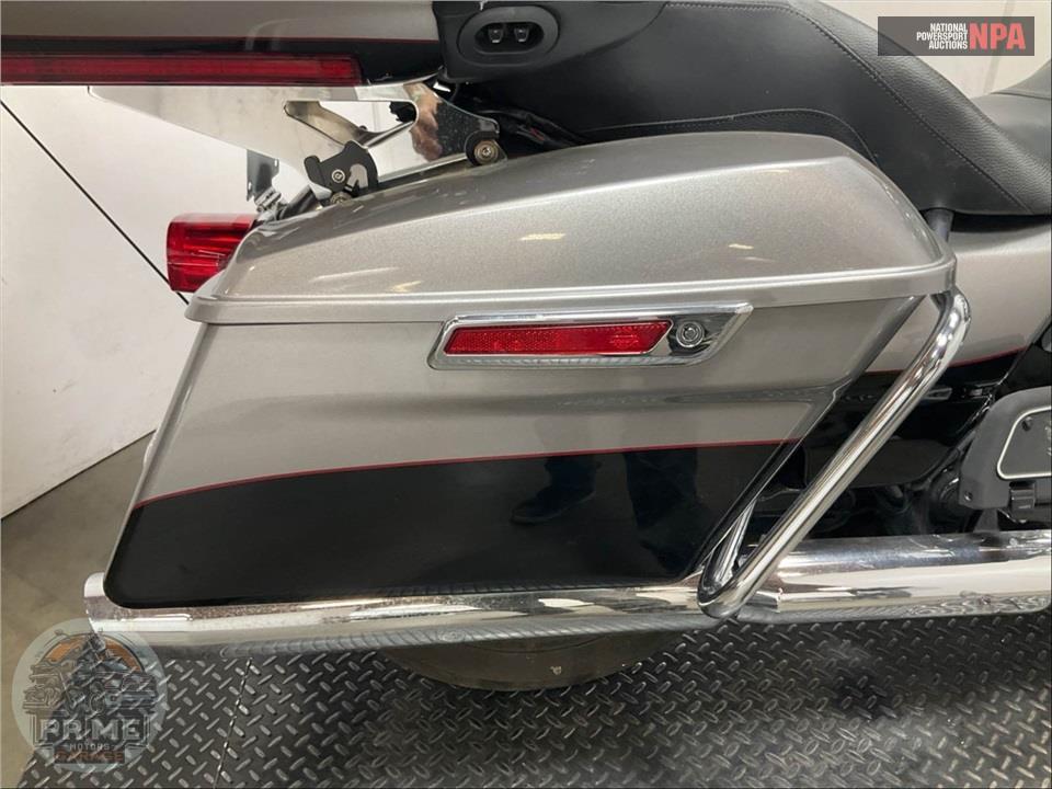 2017 Harley-Davidson FLHTK ULTRA LIMITED — фото 25