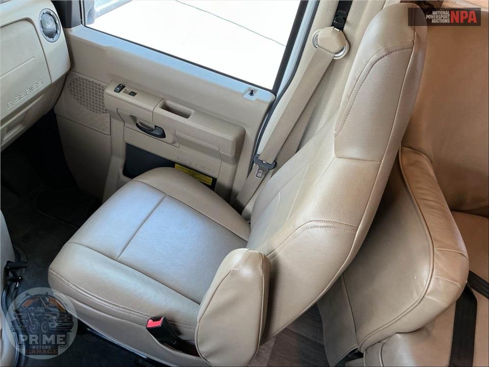 2020 Thor Motor Coach M-23U E350-V10 - FOUR WINDS SERIES — фото 16