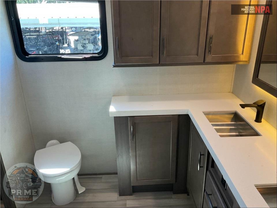 2024 Grand Design Recreational Vehicles M-380FL - SOLITUDE FIFTH WHEEL SERIES — фото 17