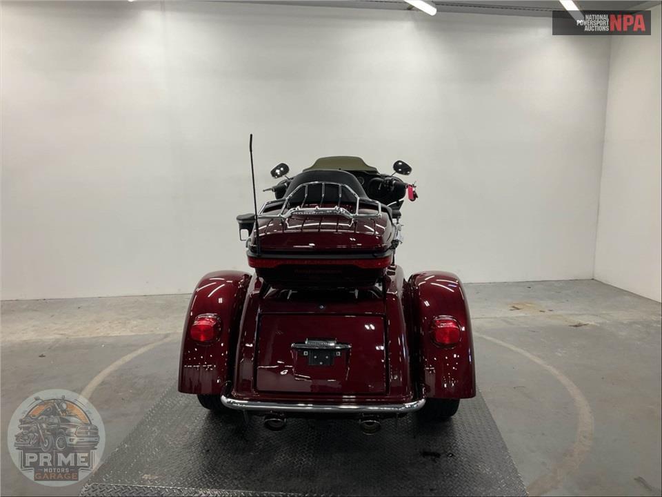 2015 Harley-Davidson FLHTCUTG TRIGLIDE ULTRA CLASSIC — фото 4