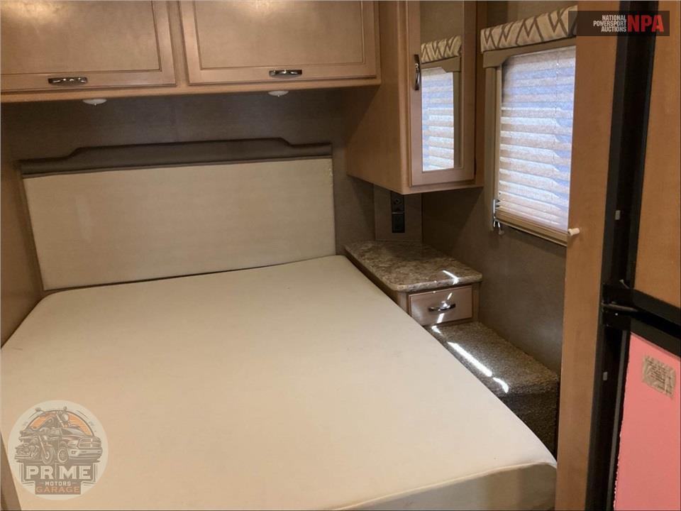 2019 Thor Motor Coach M-28Z E450-V10 - FOUR WINDS SERIES — фото 20