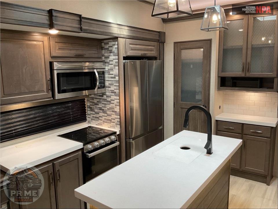 2022 Grand Design Recreational Vehicles M-3740BH - SOLITUDE S-CLASS FIFTH WHEEL SERIES — фото 9