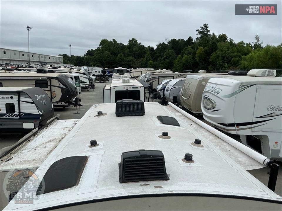 2015 Ultralite By Winnebago M-27RBDS — фото 39